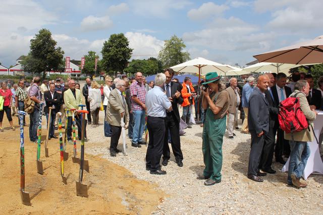 Bunte Spaten und viele Besucher beim Ersten Spatenstich.