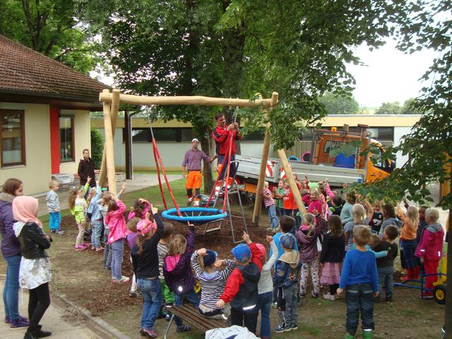 Aufbau Vogelnestschaukel KITA St. Elisabeth
