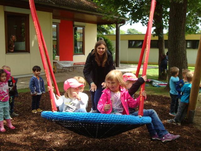Einweihung Vogelnestschaukel KITA St. Elisabeth durch die Kinder