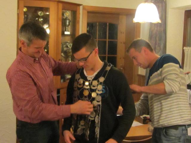 Vorjahreskönig Michael Fahn und Stefan Thalmeier assistieren beim Anlegen der Schützenkette.