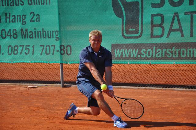 Der Favorit bei den Aktiven, Landesligaspieler Sebastian Kröger, gewann zum ersten Mal den Titel des Tennis-Stadtmeisters.