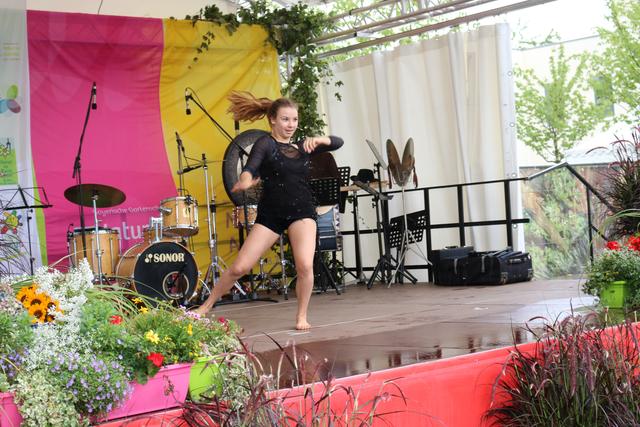 Anna Grünwald der Pfaffenhofener Tanzsportformation „Déja vu“ mit einem schwungvollen Jazz-Solotanz | Foto: Urheber: Karl Ebensberger