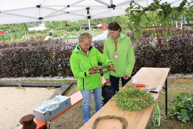 Frische Hopfenreben aus der Hallertau wurden von der  Hopfenkranzbinderin Frau Wildgruber zu duftenden Mitbringseln gebunden | Foto: Urheber: Karl Ebensberger