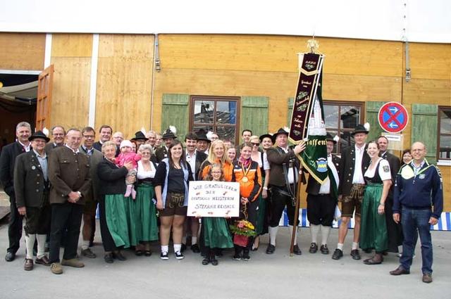 ZSG Stegerbräu „die Ruaßigen“ Pfaffenhofen gratulieren zur deutschen Meisterschaft am Volksfest Pfaffenhofen.