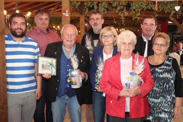 Ehrung für Volksfest-Jubilare (von links): Volksfestreferent Richard Fischer, BRK-Kreisgeschäftsführer Herbert Werner, Helmut Kreis (Schießwagen), Florian Bartsch (ehrenamtlicher Mitarbeiter beim BRK-Glückshafen), Ulrike Noli (Entenheben), Adelheid Grassl (Imbiss),  2. Bürgermeister Albert Gürtner, Sieglinde Schleibinger (Imbiss).