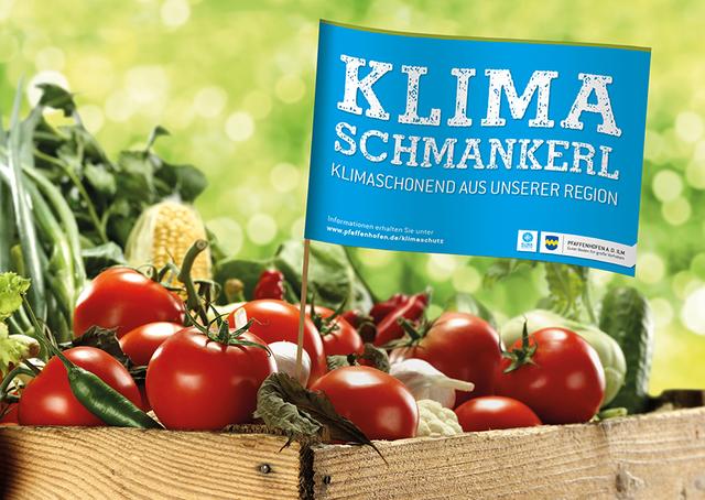 Ausgezeichnet klimaschonend. Auf dem Wochenmarkt Pfaffenhofen erkennen Sie CO2 sparende landwirtschaftliche Erzeugnisse aus unserer Region ganz leicht durch unser Klima-Schmankerl-Fähnchen.