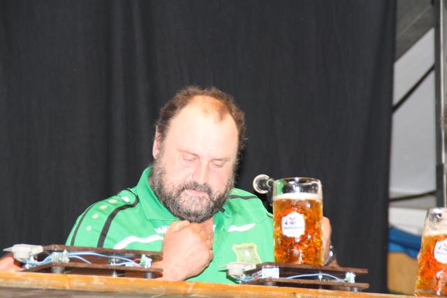 Der Vertreter des PBC Ilmmünster konnte das Spiel 'Maßkrugstemmen' nach größter Anstrengung für sich entscheiden.