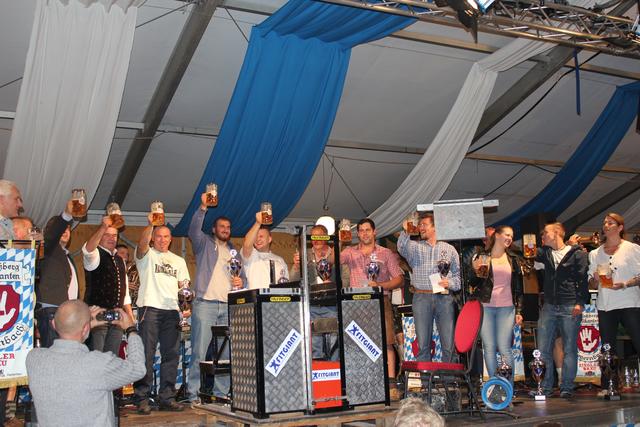 Stemmen nun nur noch die Bierkrüge in die Luft: alle Sieger des Steinhebens