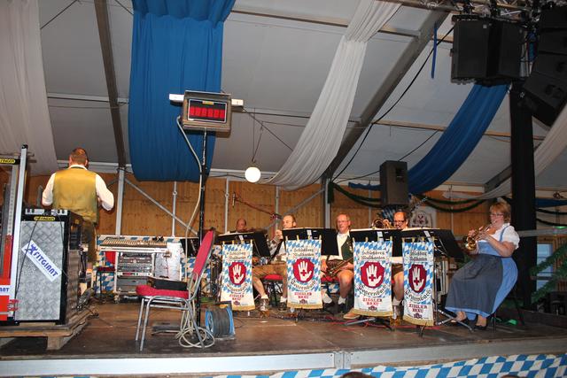 Unterhielten das Publikum, während die Kandidaten regenerierten: Die Tegernbacher Schloßbergschützen