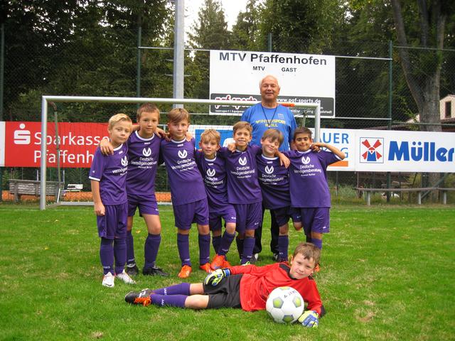 Turniersieger: E3-Junioren des MTV Pfaffenhofen. V.l.n.r. Christian Beimler, Noel Szalai, Eron Berbatovci, Simon Brinkmann, Andi Reiter, Mika Hippner und Valentino Cabras, Marvin Kotysch (liegend) und Trainer Helmut Reiter.