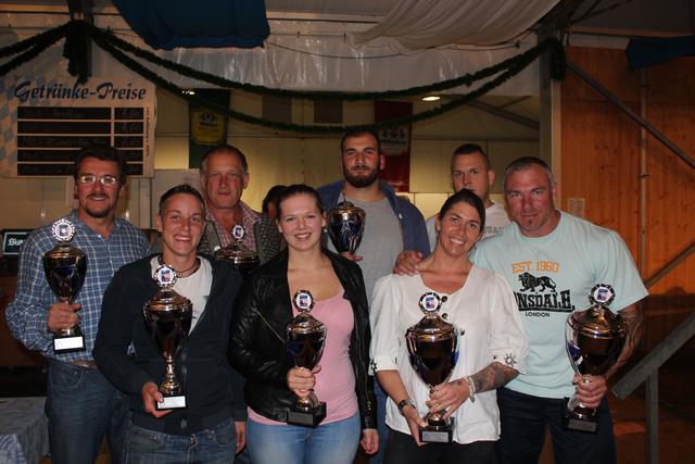 Präsentieren stolz ihren Pokal: die Sieger des Steinhebens