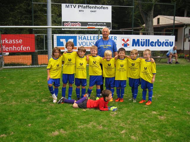 3. Platz für die F1-Junioren des MTV Pfaffenhofen. V.l.n.r. Johann Schwarplys, Leo Kovc, Niklas Thiel, Lukas Köppe, Lenny Hippner, Sebastian Motzig, Timo Block, Felix Diebold, Marvin Kotysch (liegend) und Trainer Helmut Reiter.