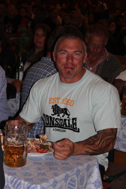 Ein Schnitzel wurde es dann doch nicht, aber auch seinen Wurstsalat hat er sich verdient: Gewinner Franz Ritzer