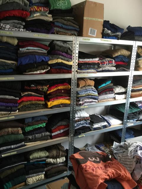 Herren Winterbekleidung fertig für den " Einsatz " im Kleiderkammer-Laden