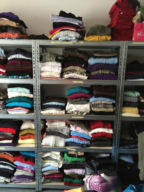 Damen Winterbekleidung fertig für den " Einsatz " im Kleiderkammer- Laden