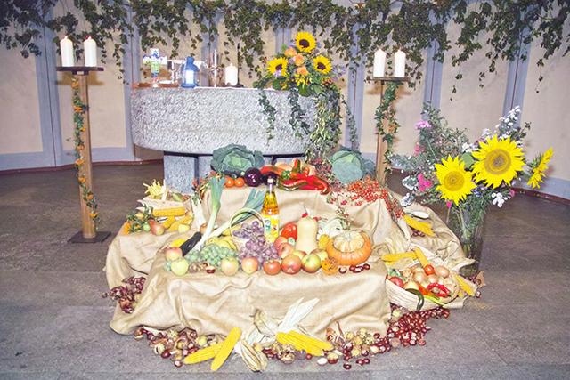 Die Erntedankgaben wurden nach dem Gottesdienst Bedürftigen übergeben.