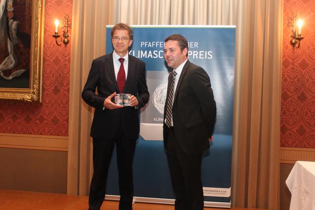 Den Klimapreis der Jury überreichte Bürgermeister Thomas Herker (rechts) an Johannes Doms als Vertreter der Firma HiPP.