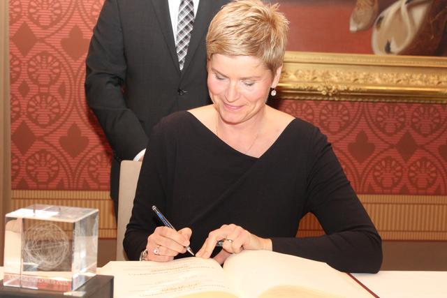 Die Kleiderkammer-Vorsitzende Stephanie Christiane Buck bei ihrem Eintrag ins Goldene Buch der Stadt.