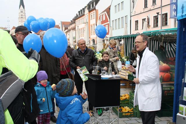 "Physikant" Engelbert Kobelun machte den Zuschauern viel Spaß mit tollen Experimenten.