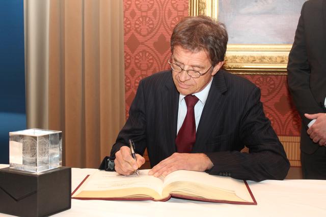 Johannes Doms trug sich für die Firma HiPP ins Goldene Buch der Stadt ein.