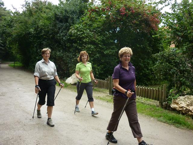 Elfriede Heger mit ihrer (noch kleinen) Gruppe