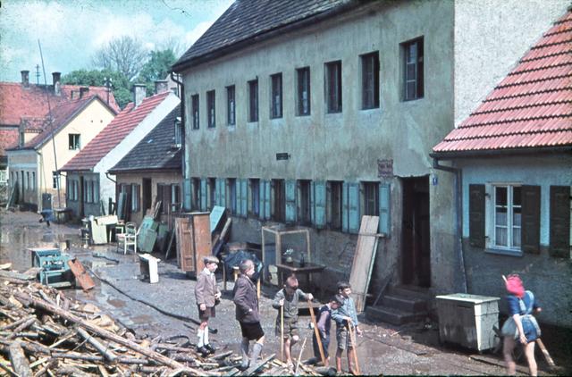 Farbaufnahme vom Pfingsthochwasser 1941, das insbesondere in der Quellengasse große Schäden anrichtete.