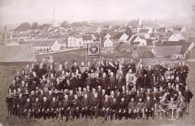Eine beeindruckende Vielfalt des städtischen Vereinslebens vermittelt diese Fotomontage eines unbekannten Fotografen, auf der sich vor der Kulisse der Stadt die Vereine und Honoratioren präsentieren (ca. 1890).