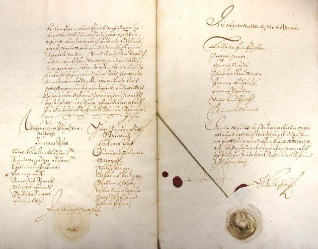 Unterzeichnung des Dokuments zur Streitschlichtung zwischen dem Landrichter von Pfaffenhofen und der Stadt mit den Namen der Bürgermeister und Stadträte und den aufgedruckten Siegeln (Abschrift aus dem Jahr 1677).