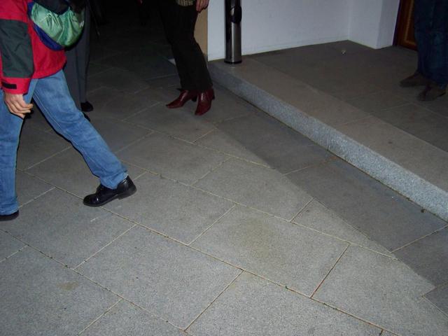 12.11.2015: Arbeitskreis Inklusion stattet Moschee einen Besuch ab: Nicht barrierefreier Zugang zum Gebetsbereich.