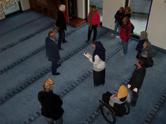 12.11.2015: Arbeitskreis Inklusion stattet Moschee einen Besuch ab: Gebetsraum