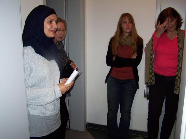 12.11.2015: Arbeitskreis Inklusion stattet Moschee einen Besuch ab: Dolmetscherin Milgün Kaynar führt durch das Kulturzentrum