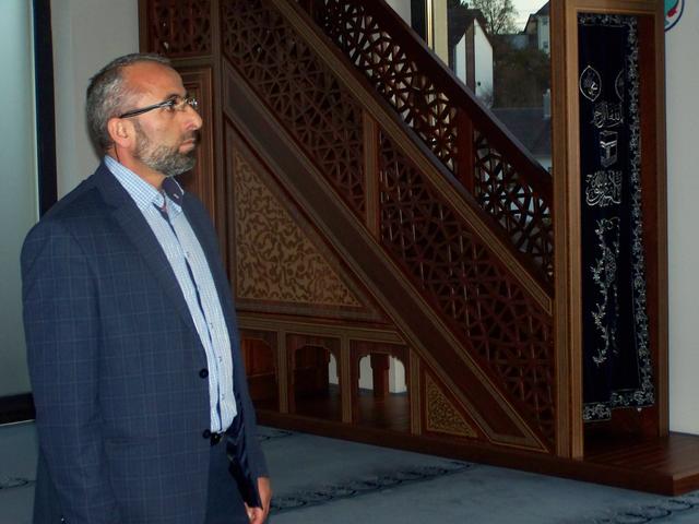 12.11.2015: Arbeitskreis Inklusion stattet Moschee einen Besuch ab: Der neue Iman Ayman Aylin.