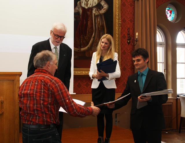 (v.l. oben) Hans-Joachim Leppelsack, Theresa Leppelsack und Christian Huber bei der Übergabe der Urkunde an einen Landwirt