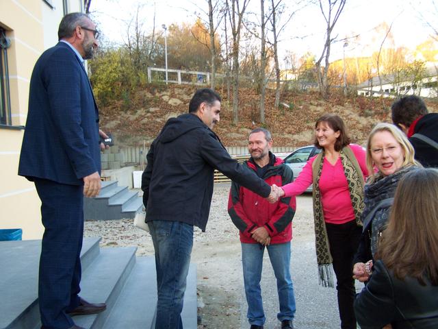 12.11.2015: Arbeitskreis Inklusion stattet Moschee einen Besuch ab: Der neue Iman Ayman Aylin (links) und DITIB-Vorstandsmitglied Ali Theken begrüßt Evelyn Gebell vom Arbeitskreis.