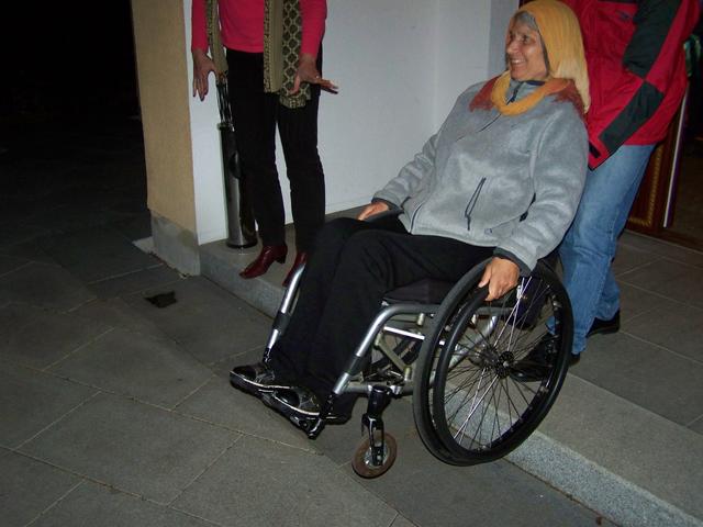 12.11.2015: Arbeitskreis Inklusion stattet Moschee einen Besuch ab: Martha Dietmair auf dem Weg in den Gebetsbereich.