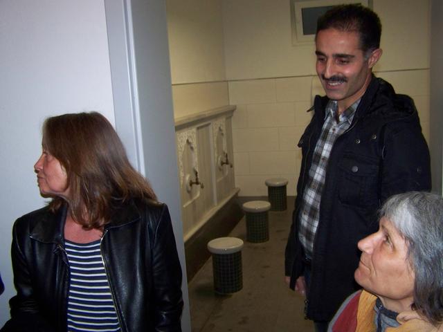 12.11.2015: Arbeitskreis Inklusion stattet Moschee einen Besuch ab: DITIB-Vorstandsmitglied Ali Theken mit Eva Sindram (links) und Martha Dietmair