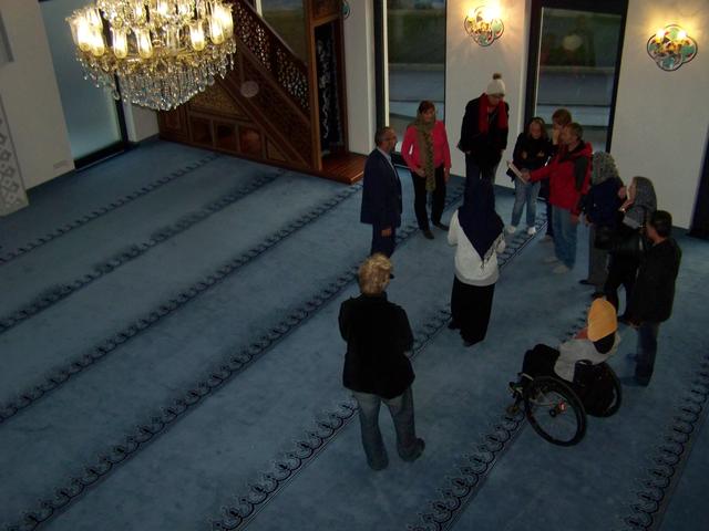 12.11.2015: Arbeitskreis Inklusion stattet Moschee einen Besuch ab: Gebetsraum
