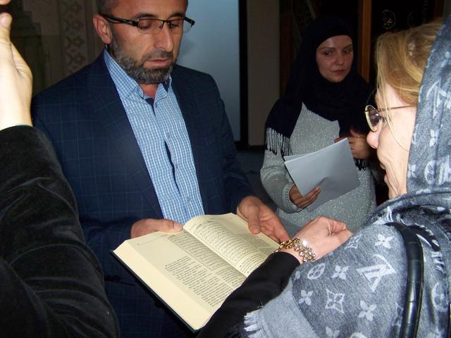 12.11.2015: Arbeitskreis Inklusion stattet Moschee einen Besuch ab: Iman Ayman Aylin zeigt Verena Kiss-Lohwasser vom Arbeitskreis eine besondere Stelle im Koran.