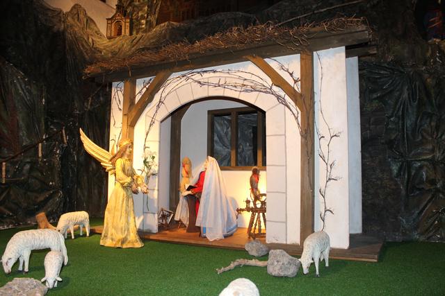 Das aktuelle Bild der Krippe in der Spitalkirche zeigt die Szene „Maria Verkündigung“ mit dem großen, goldenen Engel
