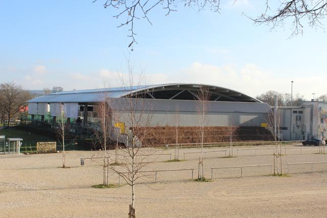Das Eisstadionist für 4,8 Mio. Euco komplett saniert worden. Auf dem Dach wurde eine große Photovoltaikanlage installiert. Vor dem Eisstadion und Freibad wurde der Parkplatz "Hirschberger Wiese" angelegt.