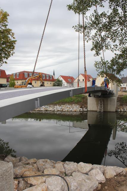 Eine neue Ilmbrücke wurde im Bereich des künftigen Bürgerparks installiert
