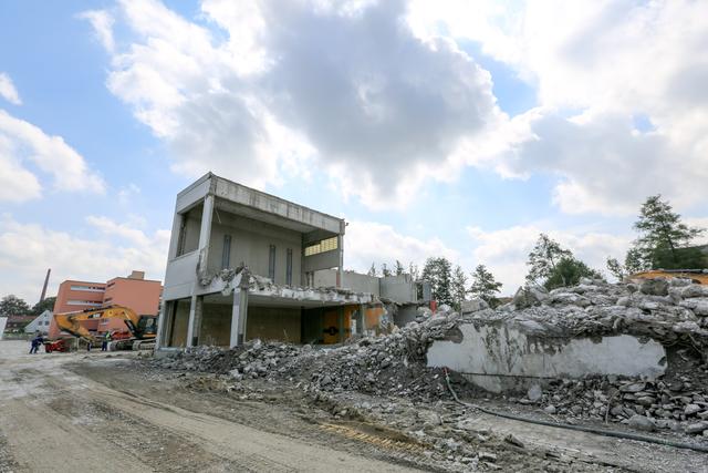 Teile der Mittelschule wurden im Sommer 2015 abgerissen. Hier entsteht jetzt die neue Grundschule. | Foto: Florian Schaipp