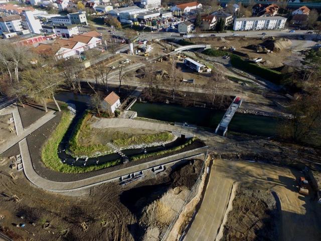Blick auf den künftigen Bürgerpark auf dem ehemaligen Gelände des Schlachthofs (vorne) und des Bauhofs (hinten). Gut zu erkennen sind bereits die neue Wegeführung, der Fischpass vor der Arlmühle und die beiden neuen Brücken über die Ilm (rechts) und den Flutgraben (hinten Mitte) | Foto: Karl Ebensberger