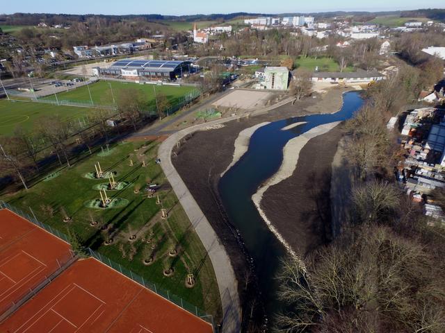 Blick über die Tennisplätze des TCP auf die teilweise renaturierte Ilm, die jetzt nicht mehr schnurgerade verläuft. Dahinter ist das Freibad zu sehen und links das Eisstadion und das Sportgelände | Foto: Karl Ebensberger