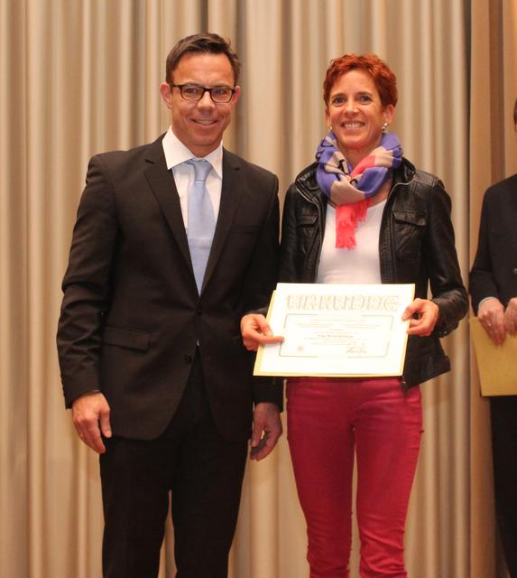 Die Triathletin Nicole Bretting (rechts) vom MTV Pfaffenhofen bekam ihre Urkunde von Martin Rohrmann (links) u. a. für den 1. Platz  bei der Weltmeisterschaft auf Hawaii 2014 und den 2. Platz 2015