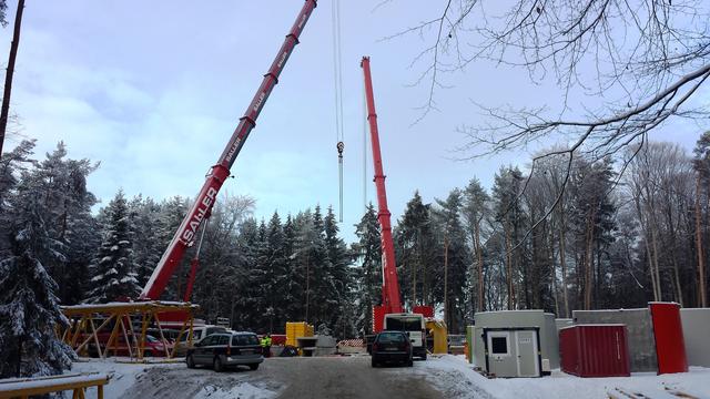 Schwerlastkräne heben die ersten Betonteile aufs Fundament