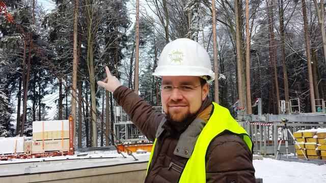 Andreas Herschmann, Vorstand der Bürgerenergiegenossenschaft Pfaffenhofen, zeigt wo es lang geht: Nach oben!