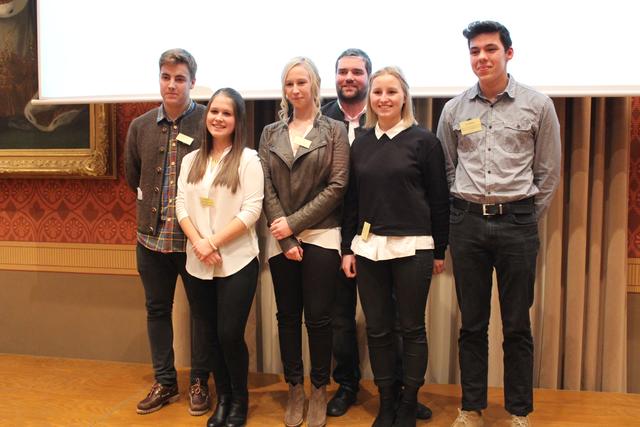 Seminarleiter Richard Fischer (hinten Mitte) mit den 5 Schülern, die Referate hielten (von links):  Lucas Grella, Teresa Galster, Sarah Küspert, Carlotta Hiepe, Luca Woloszyn.