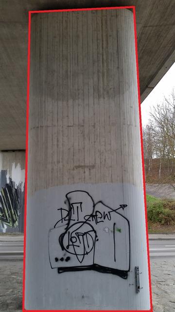Brückenpfeiler stadtauswärts auf der linken Seite aussen