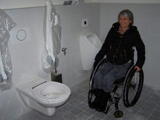 27.01.16: Arbeitskreis Inklusion Pfaffenhofen an der Ilm auf Tour: Polizeiinspektion Pfaffenhofen: Martha Dietmair begutachtet die im Umbau befindliche barrierefreie Toilette